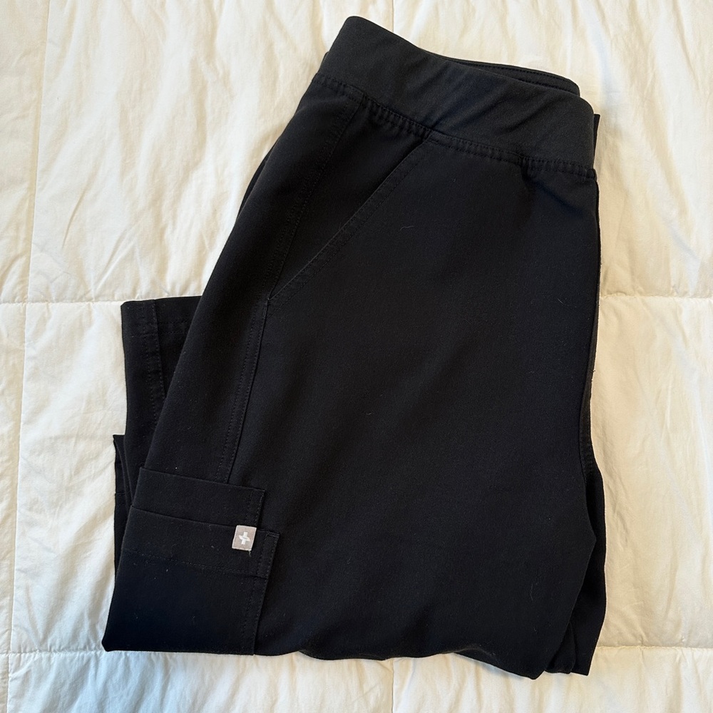 FIGS Men’s Black Axum Cargo Scrub Pants